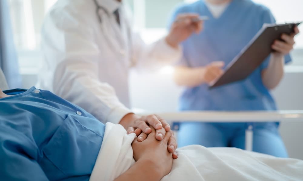Doctor talking with man patient for monitoring and check up after accident.